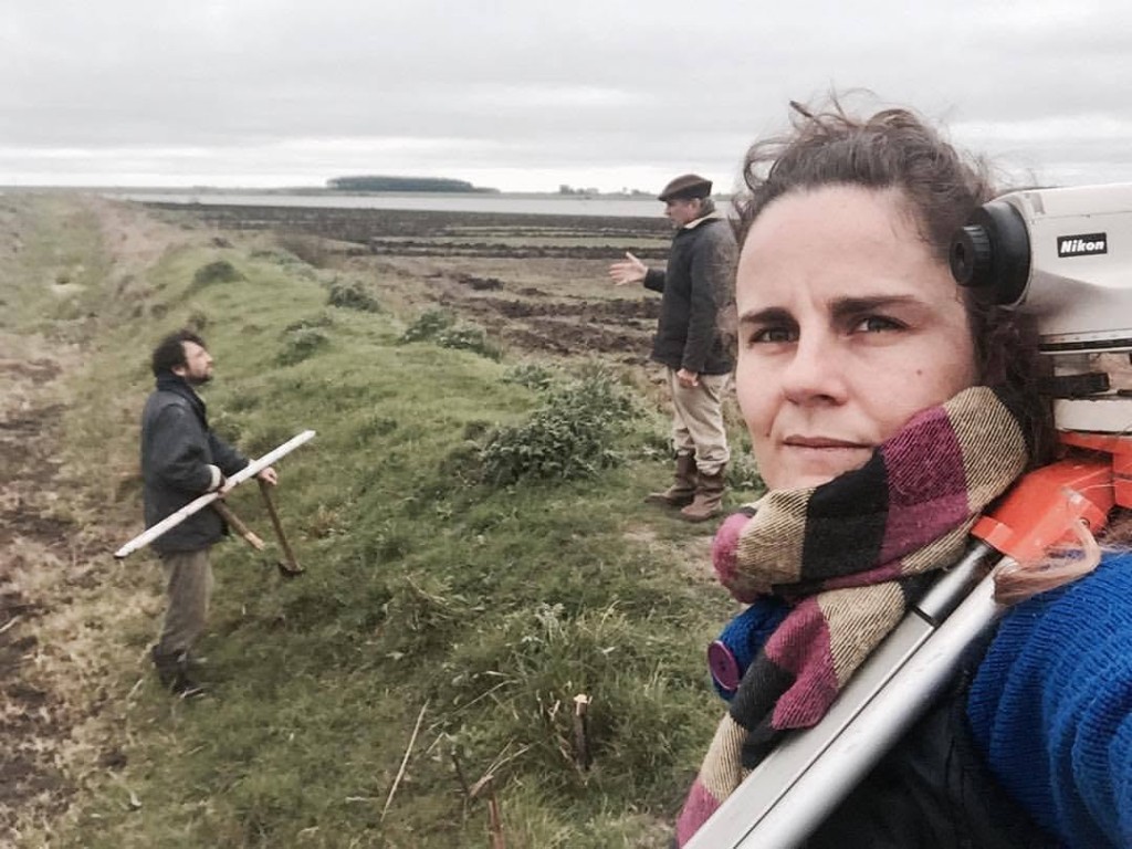 Trabajo de topografía en el campo